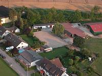  Der Hof kurz vor Fertigstellung der Reithalle Ende Juli 2008. Herzlichen Dank an Andrea Hagemeier fr die berlassung der Bilder.